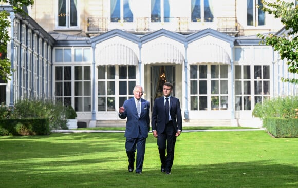 Le roi Charles III d'Angleterre et Emmanuel Macron lors de la cérémonie de plantage d'un arbre à la résidence de l'ambassade britannique à Paris, à l'occasion de la visite officielle du roi d'Angleterre en France de 3 jours. Le 20 septembre 2023 