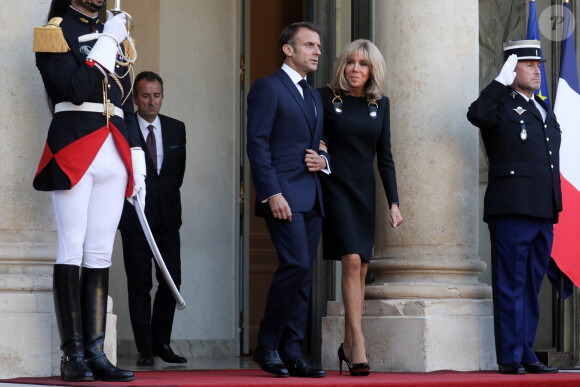 le président Emmanuel Macron et sa femme Brigitte Macron - Le président de la République et sa femme ont reçu le roi et la reine consort au palais de l'Elysée à Paris le 21 septembre 2023. © Stéphane Lemouton / Bestimage 