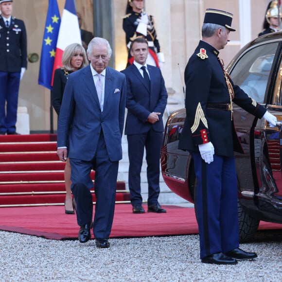 Le président de la République française Emmanuel Macron et sa femme la Première Dame Brigitte Macron raccompagnent le roi Charles III d'Angleterre et la reine consort d'Angleterre, au palais de L'Elysée à Paris, France, le 21 septembre 2023, avant de partir pour Bordeaux, où le couple royal britannique poursuivra sa visite d'État de trois jours en France. © Cyril Moreu/Bestimage 