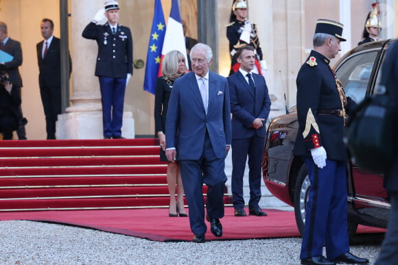 Le président de la République française Emmanuel Macron et sa femme la Première Dame Brigitte Macron raccompagnent le roi Charles III d'Angleterre et la reine consort d'Angleterre, au palais de L'Elysée à Paris, France, le 21 septembre 2023, avant de partir pour Bordeaux, où le couple royal britannique poursuivra sa visite d'État de trois jours en France. © Cyril Moreu/Bestimage 