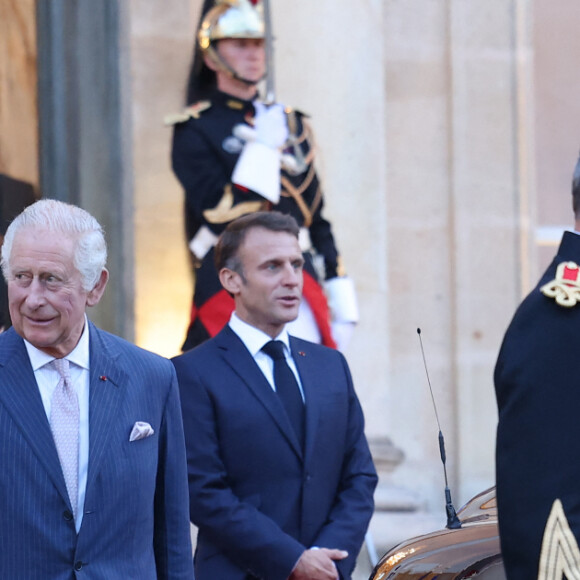Le président de la République française Emmanuel Macron et sa femme la Première Dame Brigitte Macron raccompagnent le roi Charles III d'Angleterre et la reine consort d'Angleterre, au palais de L'Elysée à Paris, France, le 21 septembre 2023, avant de partir pour Bordeaux, où le couple royal britannique poursuivra sa visite d'État de trois jours en France. © Cyril Moreu/Bestimage 