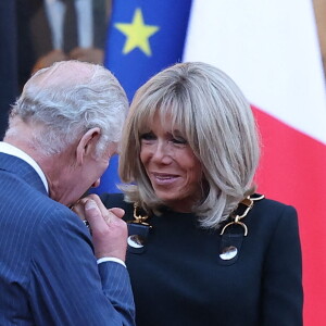 Preuve que Brigitte et Emmanuel Macron ont réussi la mission qu'ils s'étaient donnée
Le président de la République française et sa femme la Première Dame Brigitte Macron raccompagnent le roi Charles III d'Angleterre et la reine consort d'Angleterre, au palais de L'Elysée à Paris, France, le 21 septembre 2023, avant de partir pour Bordeaux, où le couple royal britannique poursuivra sa visite d'État de trois jours en France. © Cyril Moreu/Bestimage 