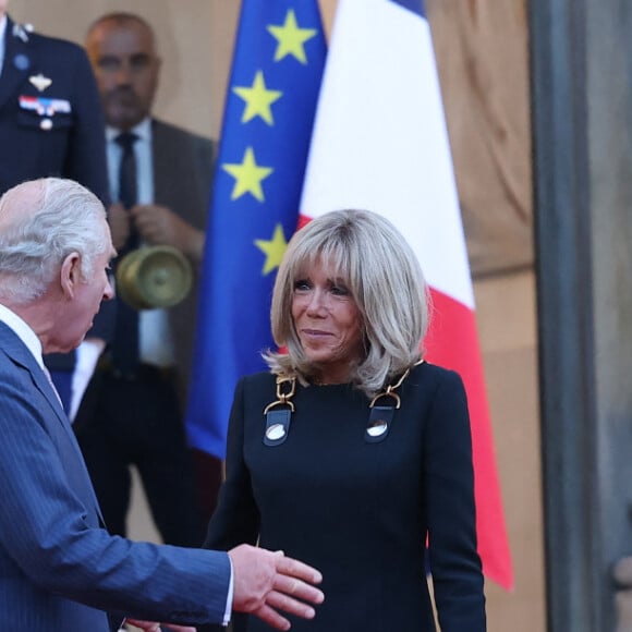 Le président de la République française Emmanuel Macron et sa femme la Première Dame Brigitte Macron raccompagnent le roi Charles III d'Angleterre et Camilla Parker Bowles, reine consort d'Angleterre, au palais de L'Elysée à Paris, France, le 21 septembre 2023, avant de partir pour Bordeaux, où le couple royal britannique poursuivra sa visite d'État de trois jours en France. © Cyril Moreu/Bestimage 