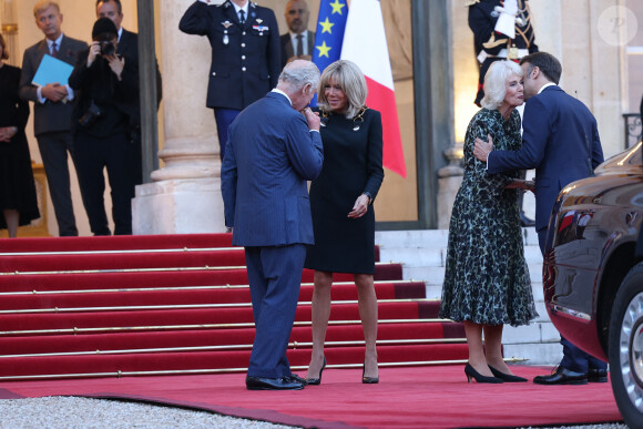 Le président de la République française Emmanuel Macron et sa femme la Première Dame Brigitte Macron raccompagnent le roi Charles III d'Angleterre et Camilla Parker Bowles, reine consort d'Angleterre, au palais de L'Elysée à Paris, France, le 21 septembre 2023, avant de partir pour Bordeaux, où le couple royal britannique poursuivra sa visite d'État de trois jours en France. © Cyril Moreu/Bestimage 