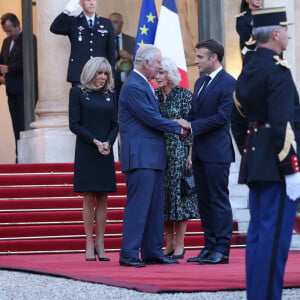 Les gestes d'affection n'ont pas manqué, comme lors de l'arrivée du roi et de la reine 
Le président de la République française Emmanuel Macron et sa femme la Première Dame Brigitte Macron raccompagnent le roi Charles III d'Angleterre et Camilla Parker Bowles, reine consort d'Angleterre, au palais de L'Elysée à Paris, France, le 21 septembre 2023, avant de partir pour Bordeaux, où le couple royal britannique poursuivra sa visite d'État de trois jours en France. © Cyril Moreu/Bestimage 