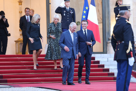 Le président de la République française Emmanuel Macron et sa femme la Première Dame Brigitte Macron raccompagnent le roi Charles III d'Angleterre et Camilla Parker Bowles, reine consort d'Angleterre, au palais de L'Elysée à Paris, France, le 21 septembre 2023, avant de partir pour Bordeaux, où le couple royal britannique poursuivra sa visite d'État de trois jours en France. © Cyril Moreu/Bestimage 