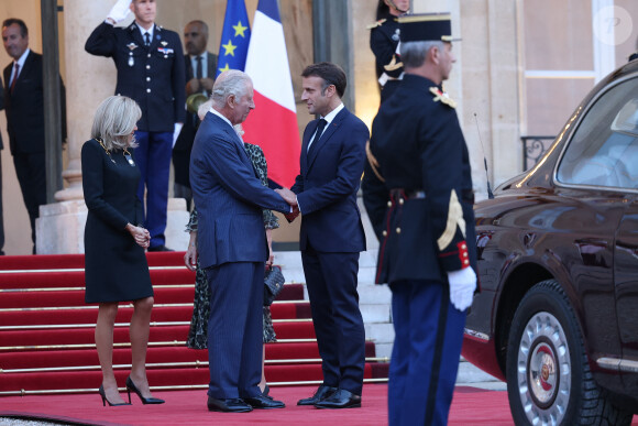 Le président de la République française Emmanuel Macron et sa femme la Première Dame Brigitte Macron raccompagnent le roi Charles III d'Angleterre et Camilla Parker Bowles, reine consort d'Angleterre, au palais de L'Elysée à Paris, France, le 21 septembre 2023, avant de partir pour Bordeaux, où le couple royal britannique poursuivra sa visite d'État de trois jours en France. © Cyril Moreu/Bestimage 