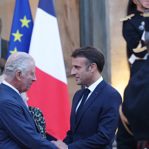 Le président de la République française Emmanuel Macron et sa femme la Première Dame Brigitte Macron raccompagnent le roi Charles III d'Angleterre et Camilla Parker Bowles, reine consort d'Angleterre, au palais de L'Elysée à Paris, France, le 21 septembre 2023, avant de partir pour Bordeaux, où le couple royal britannique poursuivra sa visite d'État de trois jours en France. © Cyril Moreu/Bestimage 