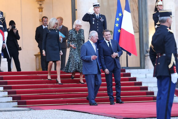 Le président de la République française Emmanuel Macron et sa femme la Première Dame Brigitte Macron raccompagnent le roi Charles III d'Angleterre et Camilla Parker Bowles, reine consort d'Angleterre, au palais de L'Elysée à Paris, France, le 21 septembre 2023, avant de partir pour Bordeaux, où le couple royal britannique poursuivra sa visite d'État de trois jours en France. © Cyril Moreu/Bestimage 