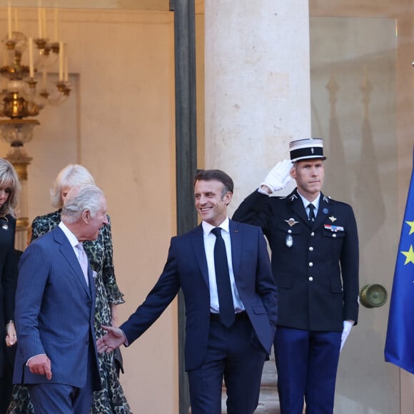 Le président de la République française Emmanuel Macron et sa femme la Première Dame Brigitte Macron raccompagnent le roi Charles III d'Angleterre et Camilla Parker Bowles, reine consort d'Angleterre, au palais de L'Elysée à Paris, France, le 21 septembre 2023, avant de partir pour Bordeaux, où le couple royal britannique poursuivra sa visite d'État de trois jours en France. © Cyril Moreu/Bestimage 