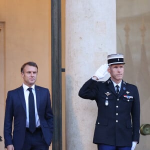 Le président de la République française Emmanuel Macron et sa femme la Première Dame Brigitte Macron raccompagnent le roi Charles III d'Angleterre et Camilla Parker Bowles, reine consort d'Angleterre, au palais de L'Elysée à Paris, France, le 21 septembre 2023, avant de partir pour Bordeaux, où le couple royal britannique poursuivra sa visite d'État de trois jours en France. © Cyril Moreu/Bestimage 