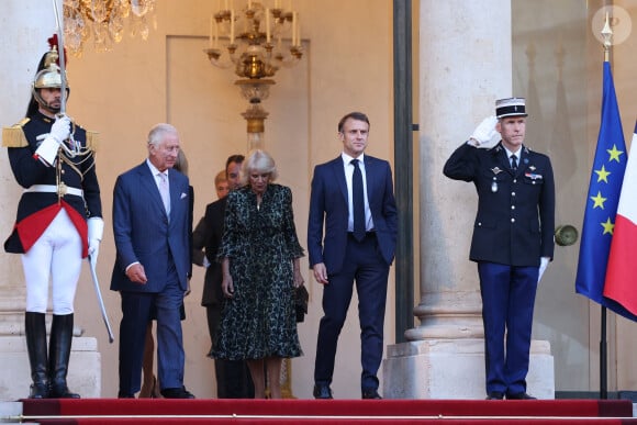 Le président de la République française Emmanuel Macron et sa femme la Première Dame Brigitte Macron raccompagnent le roi Charles III d'Angleterre et Camilla Parker Bowles, reine consort d'Angleterre, au palais de L'Elysée à Paris, France, le 21 septembre 2023, avant de partir pour Bordeaux, où le couple royal britannique poursuivra sa visite d'État de trois jours en France. © Cyril Moreu/Bestimage 