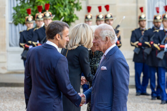 Le président de la République française Emmanuel Macron et sa femme la Première Dame Brigitte Macron reçoivent le roi Charles III d'Angleterre et Camilla Parker Bowles, reine consort d'Angleterre, au palais de L'Elysée à Paris, France, le 21 septembre 2023, avant de partir pour Bordeaux, où le couple royal britannique poursuivra sa visite d'État de trois jours en France. © Cyril Moreu/Bestimage 