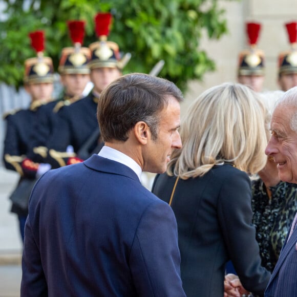 Le président de la République française Emmanuel Macron et sa femme la Première Dame Brigitte Macron reçoivent le roi Charles III d'Angleterre et Camilla Parker Bowles, reine consort d'Angleterre, au palais de L'Elysée à Paris, France, le 21 septembre 2023, avant de partir pour Bordeaux, où le couple royal britannique poursuivra sa visite d'État de trois jours en France. © Cyril Moreu/Bestimage 