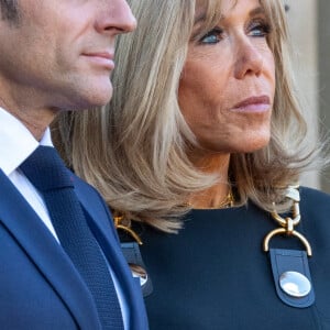 Le président de la République française Emmanuel Macron et sa femme la Première Dame Brigitte Macron reçoivent le roi d'Angleterre et la reine consort d'Angleterre, au palais de L'Elysée à Paris, France, le 21 septembre 2023, avant de partir pour Bordeaux, où le couple royal britannique poursuivra sa visite d'État de trois jours en France. © Cyril Moreu/Bestimage 