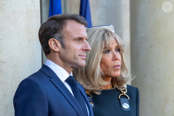 Le président de la République française Emmanuel Macron et sa femme la Première Dame Brigitte Macron reçoivent le roi d'Angleterre et la reine consort d'Angleterre, au palais de L'Elysée à Paris, France, le 21 septembre 2023, avant de partir pour Bordeaux, où le couple royal britannique poursuivra sa visite d'État de trois jours en France. © Cyril Moreu/Bestimage 