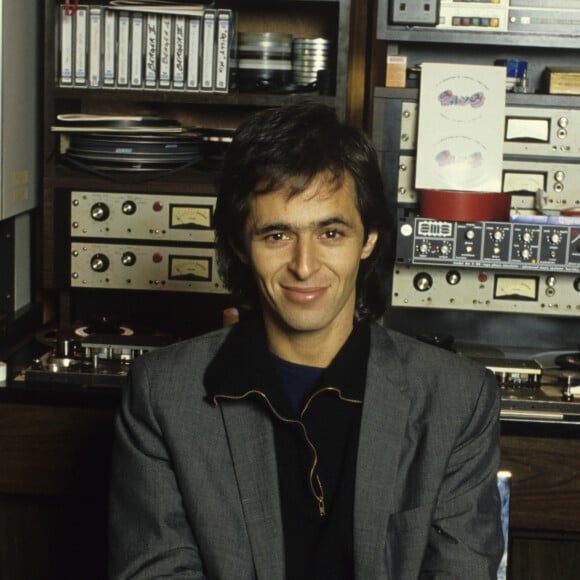 Le chanteur s'est effectivement installé dans un quatre-pièces situé à Plan-de-Cuques, une commune populaire située à l'est de Marseille.
En France, Jean-Jacques Goldman dans un studio d'enregistrement. © Michel Croizard via Bestimage