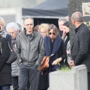 Il a même fait le choix de déménager loin de la capitale.
Muriel Bailleul, Philippe Gildas, sa femme Maryse et Jean-Jacques Goldman lors des obsèques de Véronique Colucci au cimetière communal de Montrouge, le 12 avril 2018.