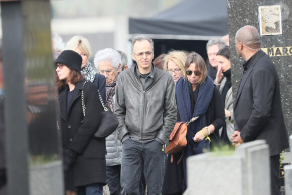 Il a même fait le choix de déménager loin de la capitale.
Muriel Bailleul, Philippe Gildas, sa femme Maryse et Jean-Jacques Goldman lors des obsèques de Véronique Colucci au cimetière communal de Montrouge, le 12 avril 2018.