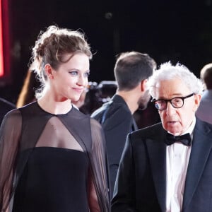 Lou de Laâge, Woody Allen et Valerie Lemercier lors de la 80e édition de la Mostra de Venise pour "Coup de Chance" le 4 septembre 2023.