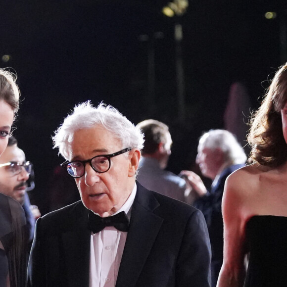 Lou de Laâge, Woody Allen et Valerie Lemercier lors de la 80e édition de la Mostra de Venise pour "Coup de Chance" le 4 septembre 2023.