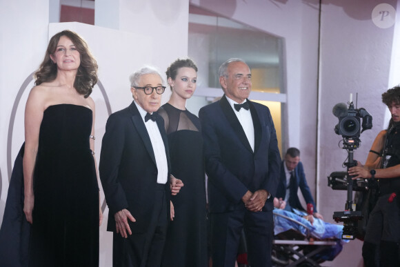 Valerie Lemercier, Woody Allen, Lou de Laâge et Alberto Barbera lors de la 80e édition de la Mostra de Venise pour "Coup de Chance" le 4 septembre 2023.