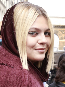 Louane "à moitié portugaise-brésilienne" : révélations sur l'origine de ses parents qu'elle a perdus très jeune