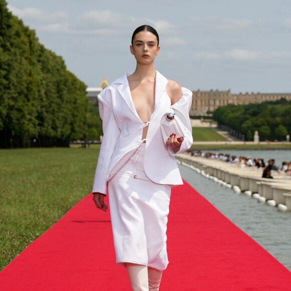Deva Cassel - Défilé Jacquemus collection "Le chouchou" automne-hiver 2023/2024, même si la marque est désormais déconnectée du traditionnel calendrier de la mode et livre des collections qui ne sont plus liées aux saisons, au château de Versailles, France, le 26 juin 2023.