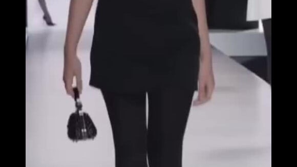 Elle a donc défilé dans une petite robe noire avec un noeu en fleur au niveau du col. Elle portait une paire de collants opaques assortis et des ballerines plates de la même couleur. 
Deva Cassel au défilé Dolce & Gabbana lors de la Fashion week de Milan. 