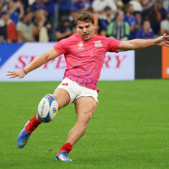 Le numéro 9 du XV de France s'est fait poser deux plaques dans le visage pour consolider sa pommette droite
Antoine Dupont (France) - Coupe du Monde de Rugby France 2023 du match de Poule A entre la France et la Namibie (96-0) au stade Velodrome à Marseille le 21 septembre 2023. 