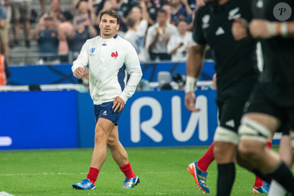 Ces fameuses plaques risquent de le gêner lorsqu'il va recommencer à jouer au rugby
Antoine Dupont (XV de France) - Match d'ouverture de la coupe du monde de Rugby : La France l'emporte 27 à 13 fve à la Nouvelle Zélande (All Blacks) au Stade de France à Saint-Denis le 8 septembre 2023. © Baptiste Autissier / Panoramic / Bestimage 