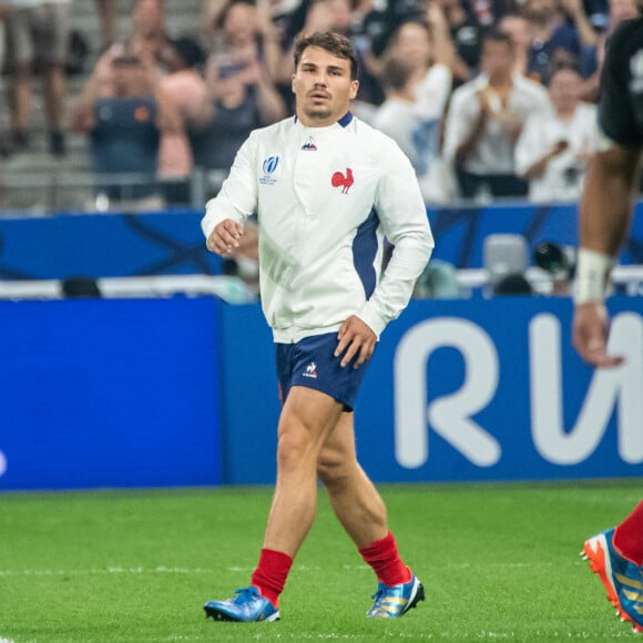 Ces fameuses plaques risquent de le gêner lorsqu'il va recommencer à jouer au rugby
Antoine Dupont (XV de France) - Match d'ouverture de la coupe du monde de Rugby : La France l'emporte 27 à 13 fve à la Nouvelle Zélande (All Blacks) au Stade de France à Saint-Denis le 8 septembre 2023. © Baptiste Autissier / Panoramic / Bestimage 