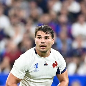 Le demi de mêlée français est sorti sur blessure contre la Namibie
Antoine Dupont ( 9 - France ) - - Match d'ouverture de la coupe du monde de Rugby : La France l'emporte 27 à 13 face à la Nouvelle Zélande (All Blacks) au Stade de France à Saint-Denis le 8 septembre 2023. © Federico Pestellini / Panoramic / Bestimage 