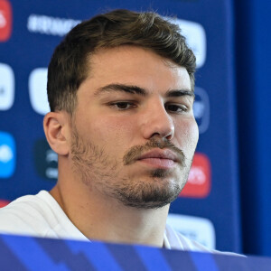 Antoine Dupont est considéré comme le meilleur joueur de rugby du monde à l'heure actuelle
Antoine Dupont ( 9 - France ) - Conférence de presse de l'équipe de France de Rugby à Paris. © Federico Pestellini / Panoramic / Bestimage 