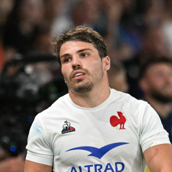 Info - Antoine Dupont souffre d'une fracture mais reste au sein du XV de France - Antoine Dupont (france) - Rugby : France vs Ecosse (30-27) - Match préparatif pour la coupe du monde 2023 à Saint-Étienne le 12 août 2023. © Frédéric Chambert / Panoramic / Bestimage 