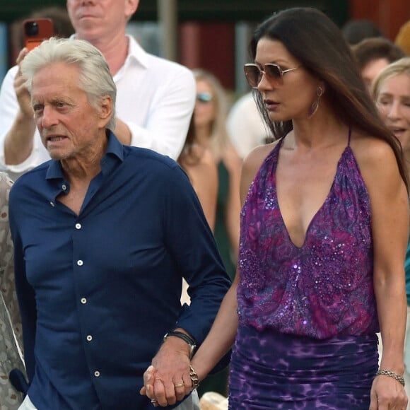 "Sans vouloir rentrer trop dans les détails, ce cancer en particulier est causé par le HPV [Le papillomavirus] qui vient du cunnilingus".
Catherine Zeta-Jones et son mari Michael Douglas à la Taverna del Marinaio de Portofino.