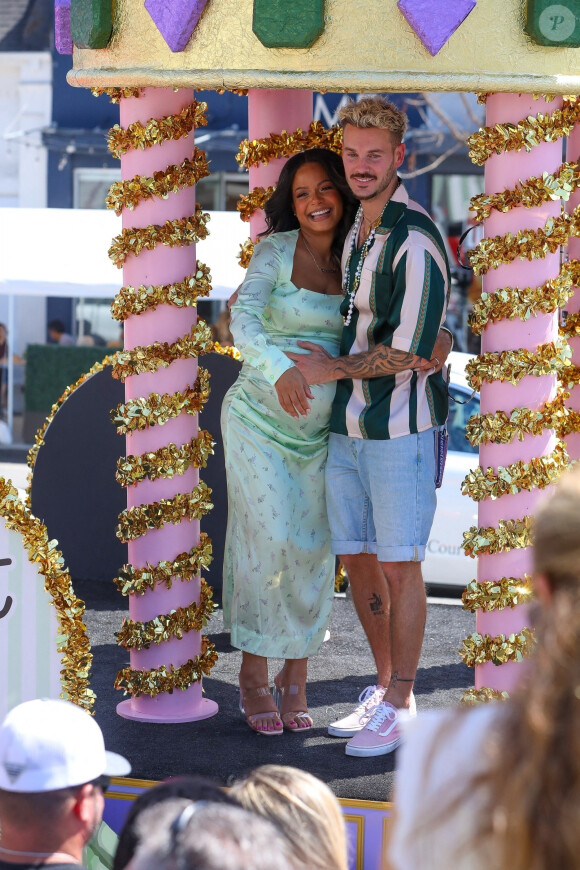 Christina Milian, enceinte, et son compagnon M Pokora (Matt) font la promotion de la marque "Beignet Box" de Christina sur un char lors d'une parade à Los Angeles le 10 avril 2021.