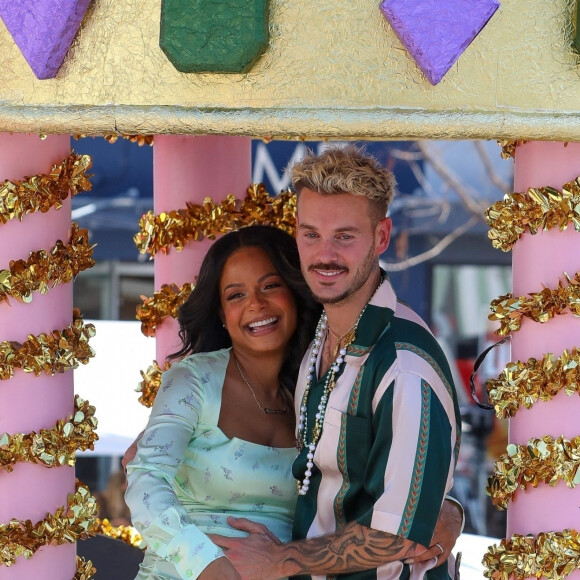 Christina Milian, enceinte, et son compagnon M Pokora (Matt) font la promotion de la marque "Beignet Box" de Christina sur un char lors d'une parade à Los Angeles le 10 avril 2021.