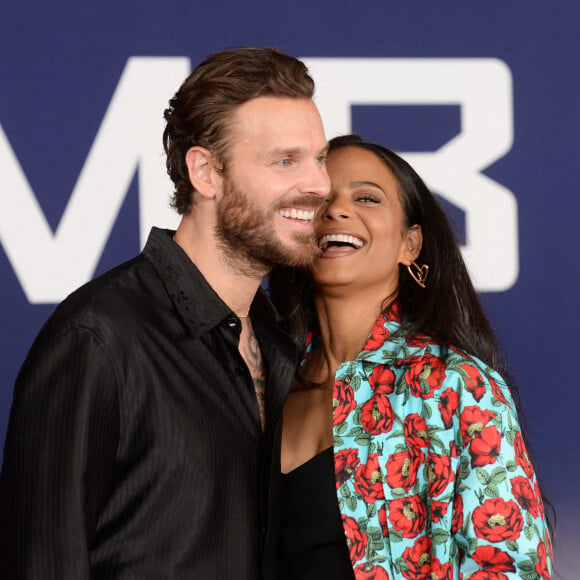 Christina Milian et son mari Matt Pokora au photocall de la première du film "Ambulance" à Los Angeles le 4 avril 2022.