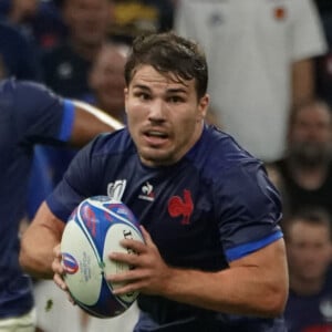 "S'il prend un coup sur la zone qui n'est pas totalement consolidée, avec la plaque, cela peut faire de gros dégâts", indique le spécialiste concernant la blessure d'Antoine Dupont
 
Antoine Dupont (France) - Coupe du Monde de Rugby France 2023 du match de Poule A entre la France et la Namibie (96-0) au stade Velodrome à Marseille le 21 septembre 2023.