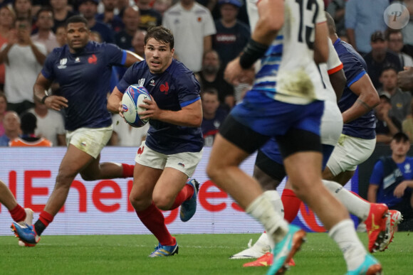 "S'il prend un coup sur la zone qui n'est pas totalement consolidée, avec la plaque, cela peut faire de gros dégâts", indique le spécialiste concernant la blessure d'Antoine Dupont
 
Antoine Dupont (France) - Coupe du Monde de Rugby France 2023 du match de Poule A entre la France et la Namibie (96-0) au stade Velodrome à Marseille le 21 septembre 2023.