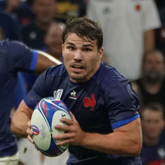 "S'il prend un coup sur la zone qui n'est pas totalement consolidée, avec la plaque, cela peut faire de gros dégâts", indique le spécialiste concernant la blessure d'Antoine Dupont
 
Antoine Dupont (France) - Coupe du Monde de Rugby France 2023 du match de Poule A entre la France et la Namibie (96-0) au stade Velodrome à Marseille le 21 septembre 2023.