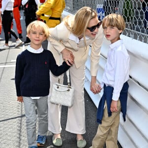 qui a également révélé dans cet entretien vouloir déménager tot ou tard avec sa famille.
Beatrice Borromeo et ses enfants Stefano et Francisco Casiraghi durant le 6eme Monaco E-Prix à Monaco, le 6 mai 2023.© Bruno Bebert/Bestimage 