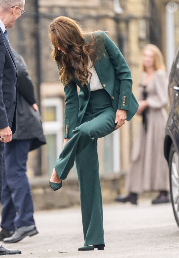 La future reine s'en est toutefois sortie à merveille à renfort d'équilibre et de dextérité
Catherine (Kate) Middleton, princesse de Galles, va visiter l'usine textile familiale "AW Hainsworth" à Leeds, le 26 septembre 2023. La société patrimoniale fabrique des tissus en laine britanniques, des textiles techniques de haute performance et des tissus. En 1958, l'arrière-arrière-grand-père de la princesse vendit William Lupton & Co à AW Hainsworth. 