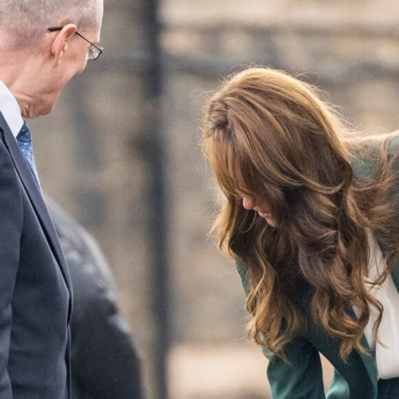 La future reine s'en est toutefois sortie à merveille à renfort d'équilibre et de dextérité
Catherine (Kate) Middleton, princesse de Galles, va visiter l'usine textile familiale "AW Hainsworth" à Leeds, le 26 septembre 2023. La société patrimoniale fabrique des tissus en laine britanniques, des textiles techniques de haute performance et des tissus. En 1958, l'arrière-arrière-grand-père de la princesse vendit William Lupton & Co à AW Hainsworth. 