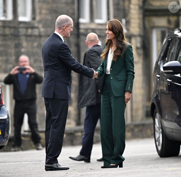 Kate Middleton ne s'est pas laissé déstabiliser par ce petit pépin de look 
Catherine (Kate) Middleton, princesse de Galles, arrive pour visiter l'usine textile familiale "AW Hainsworth" à Leeds, Royaume Uni, le 26 septembre 2023. 