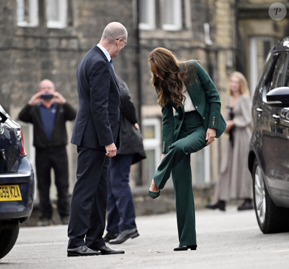 La princesse de Galles a connu une galère de chaussures
Catherine (Kate) Middleton, princesse de Galles, arrive pour visiter l'usine textile familiale "AW Hainsworth" à Leeds, Royaume Uni, le 26 septembre 2023. 