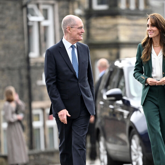 Catherine (Kate) Middleton, princesse de Galles, arrive pour visiter l'usine textile familiale "AW Hainsworth" à Leeds, Royaume Uni, le 26 septembre 2023. 