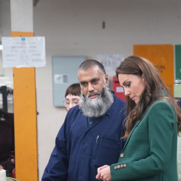 Catherine (Kate) Middleton, princesse de Galles, visite l'usine textile familiale "AW Hainsworth" à Leeds, le 26 septembre 2023. La société patrimoniale fabrique des tissus en laine britanniques, des textiles techniques de haute performance et des tissus. En 1958, l'arrière-arrière-grand-père de la princesse vendit William Lupton & Co à AW Hainsworth. 