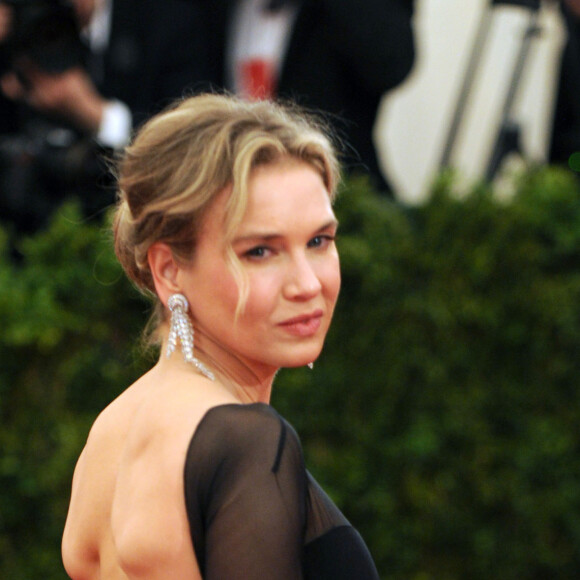 Une astuce américaine consistant à sucer un glaçon dès que la faim se fait sentir 
Renee Zellweger - People à l'événement Schiaparelli and Prada : Impossible conversations" au Metropolitan Museum of Art à New York le 7 mai 2012